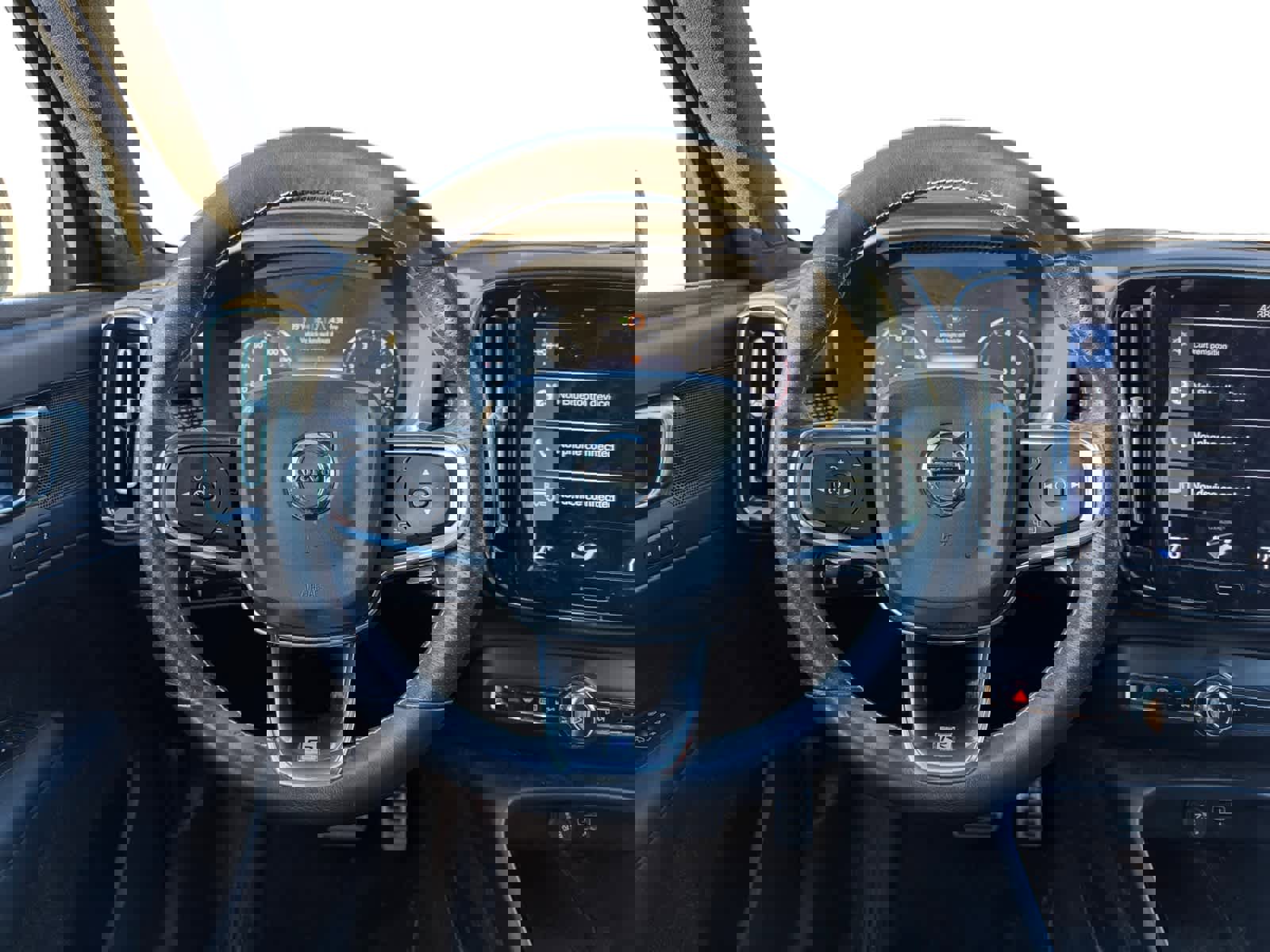 Used 2019 Volvo XC40 T5 R-Design image 14