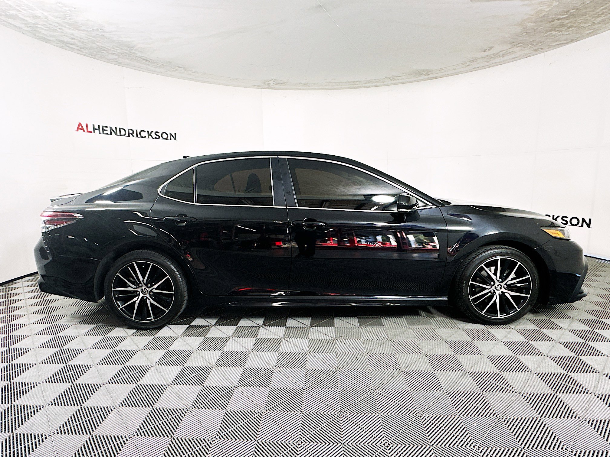 Used 2022 Toyota Camry SE image 2