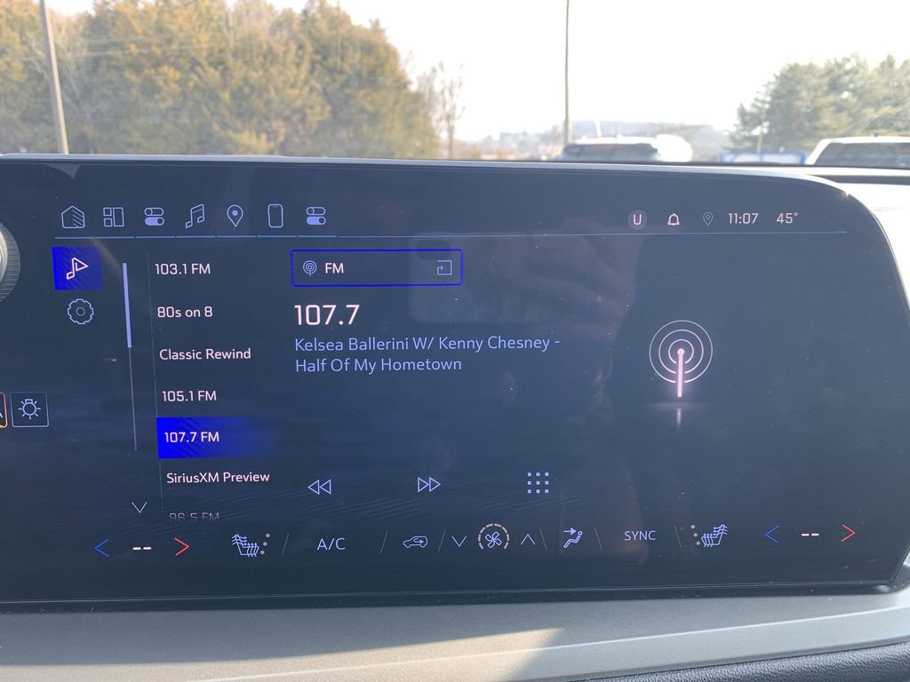 Used 2025 Chevrolet Traverse LT image 12