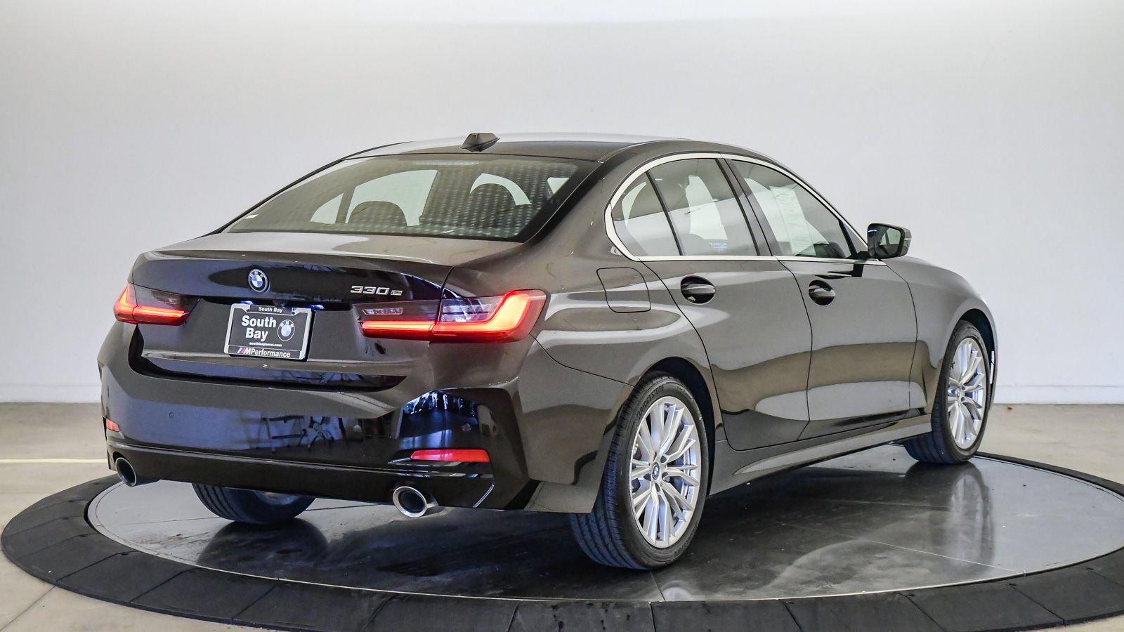 Used 2024 BMW 330e w/ Convenience Package RWD image 3