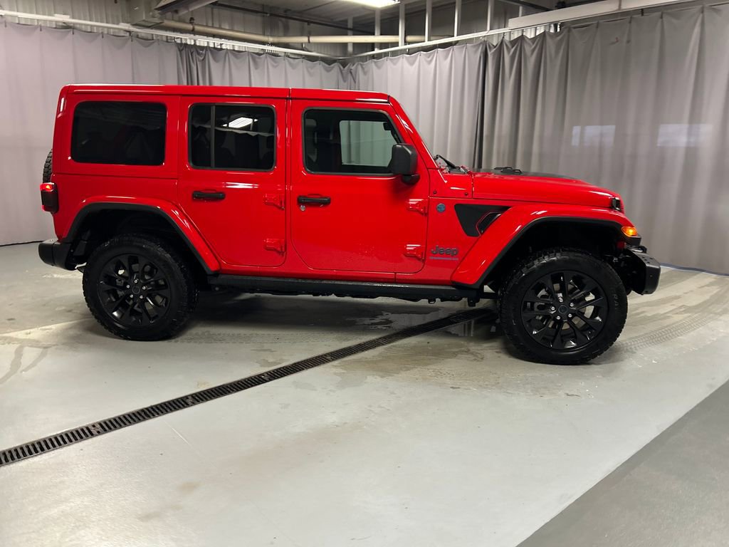 Used 2025 Jeep Wrangler Unlimited Sahara AWD/4WD image 8