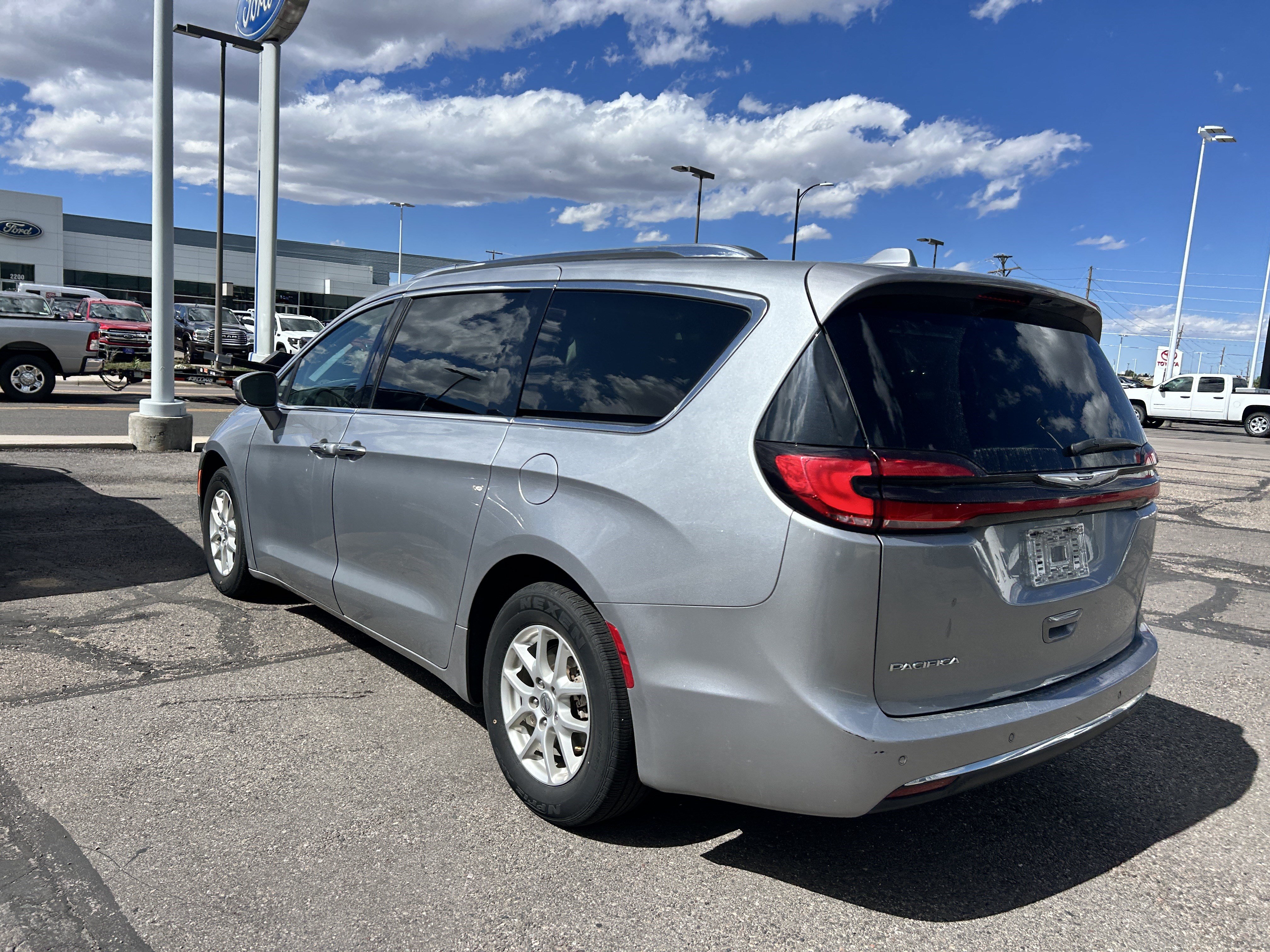 Used 2021 Chrysler Pacifica Touring-L FWD image 3