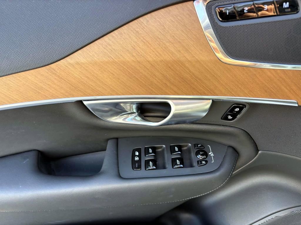 Used 2024 Volvo XC90 B6 Plus image 13