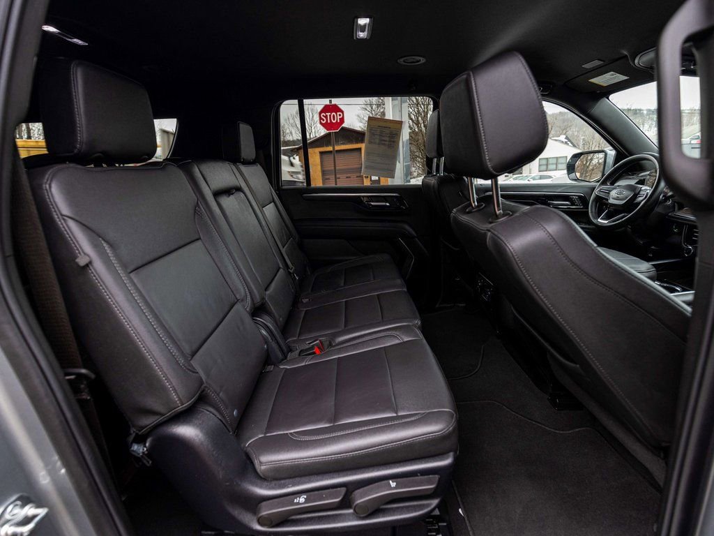 Used 2025 Chevrolet Suburban Z71 image 31