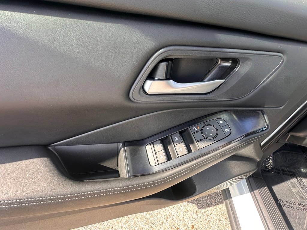 Certified 2025 Nissan Rogue SV FWD image 14