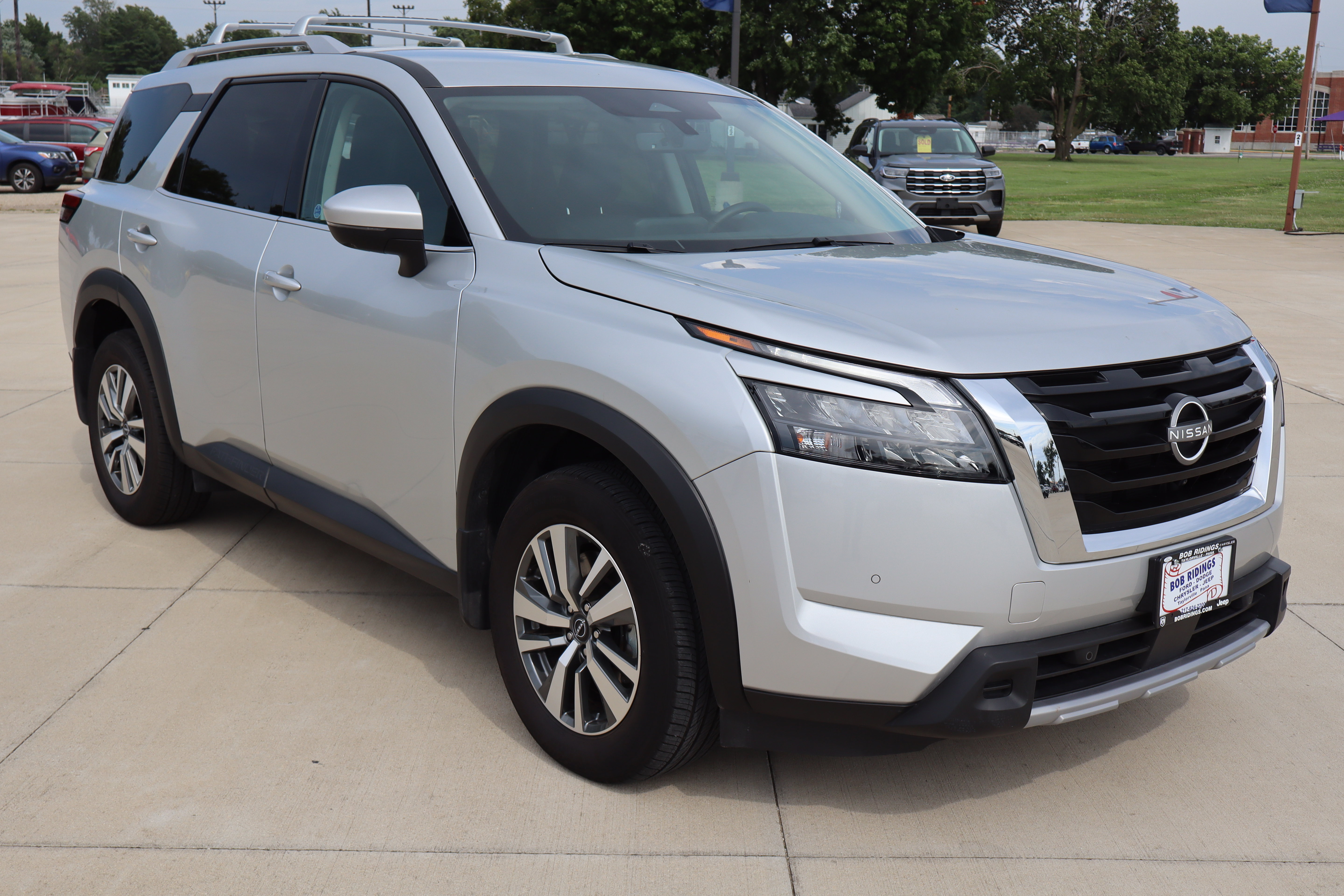 Used 2025 Nissan Pathfinder SL w/ Cargo Package AWD/4WD image 4
