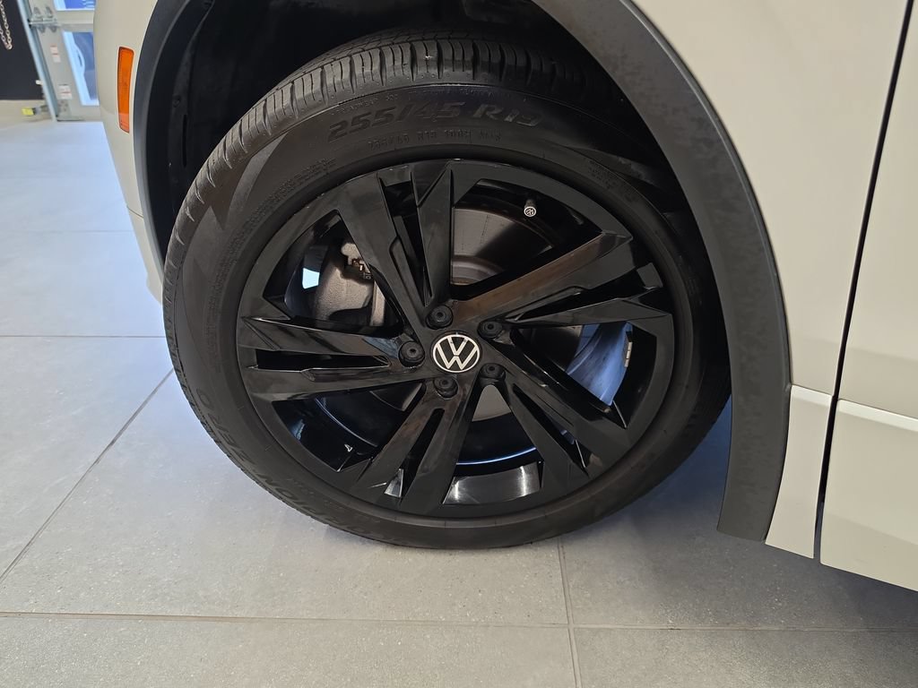 Used 2024 Volkswagen Tiguan SE R-Line w/ MDO Package, Three-Row FWD image 35