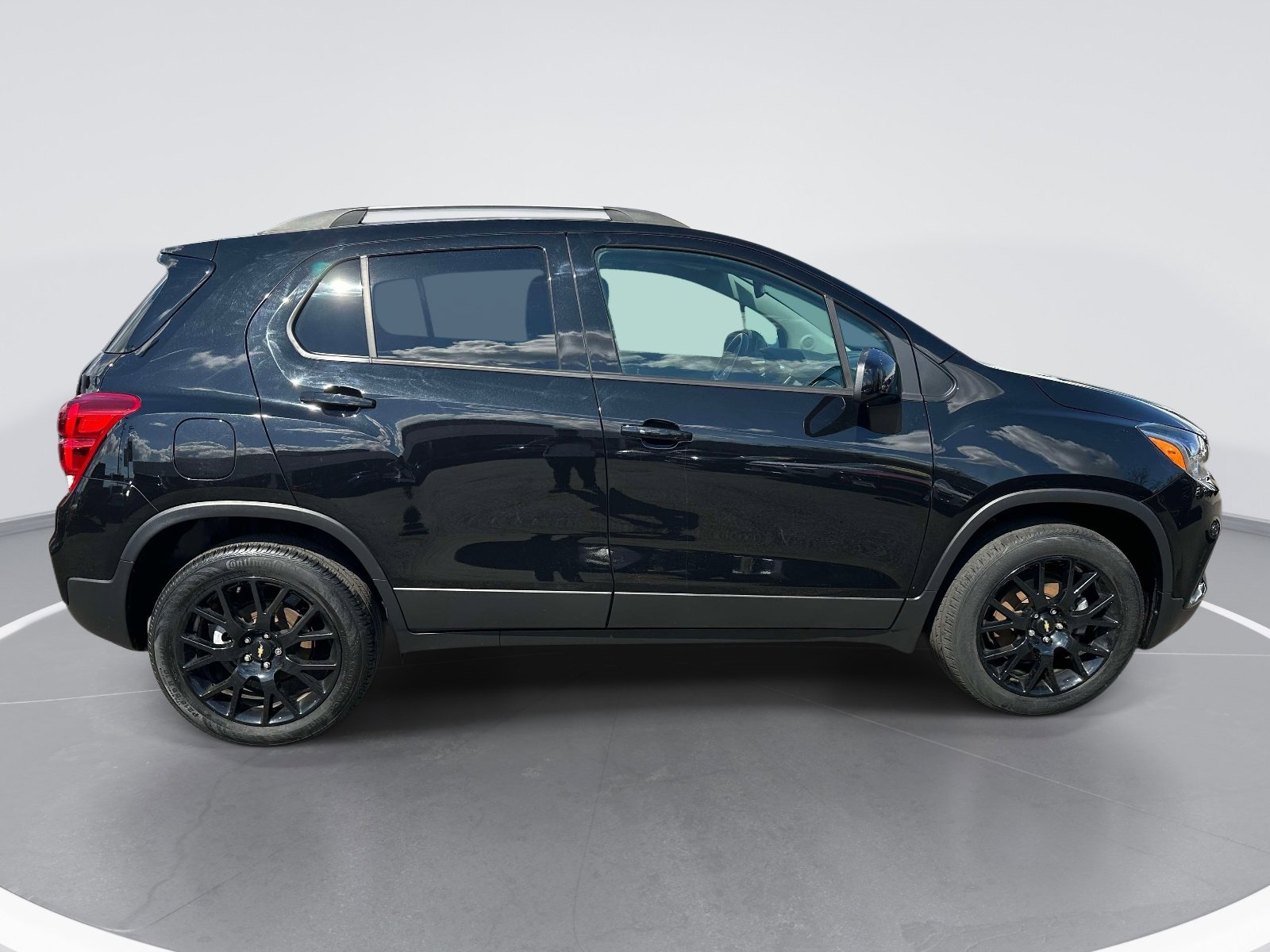 Used 2022 Chevrolet Trax LT w/ Midnight Edition image 4