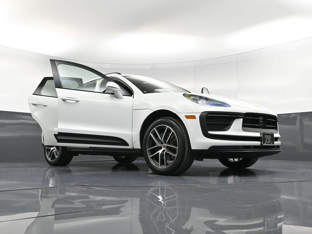Certified 2025 Porsche Macan image 38