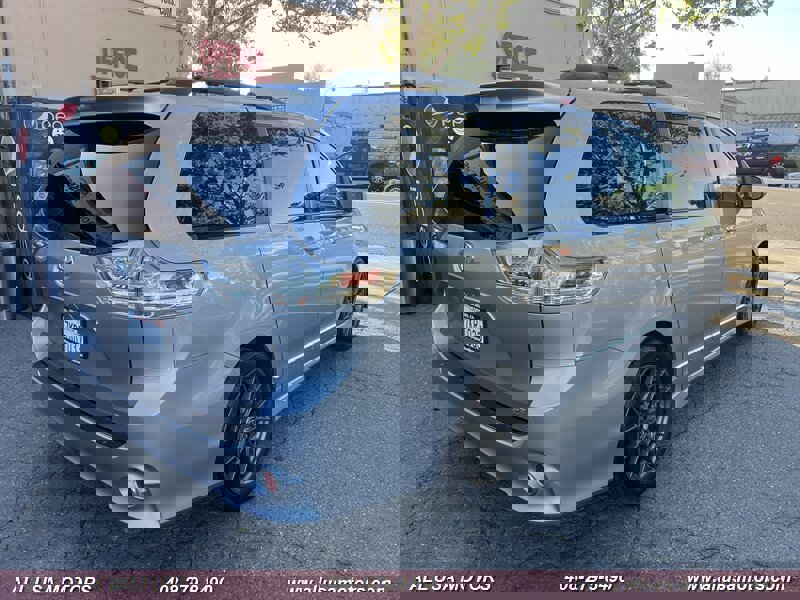 Used 2015 Toyota Sienna SE w/ SE Preferred Package FWD image 9