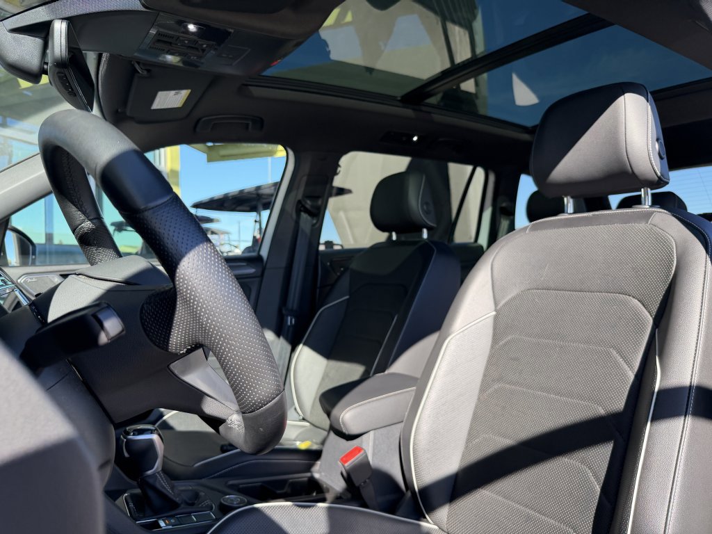 Used 2022 Volkswagen Tiguan SEL R-Line image 33