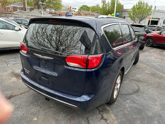 Used 2018 Chrysler Pacifica Touring-L w/ Tire & Wheel Group FWD image 4