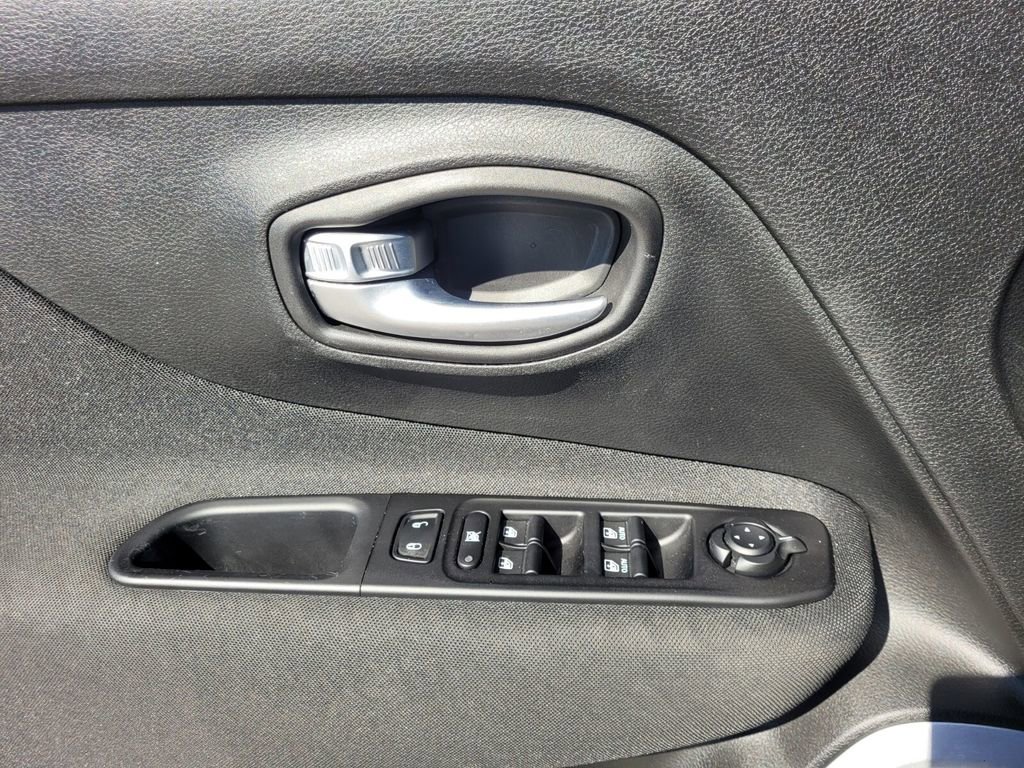 Used 2020 Jeep Renegade Latitude w/ Cold Weather Group image 23