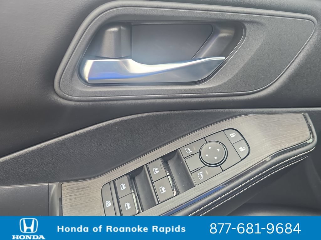 Used 2024 Nissan Rogue SV AWD/4WD image 11