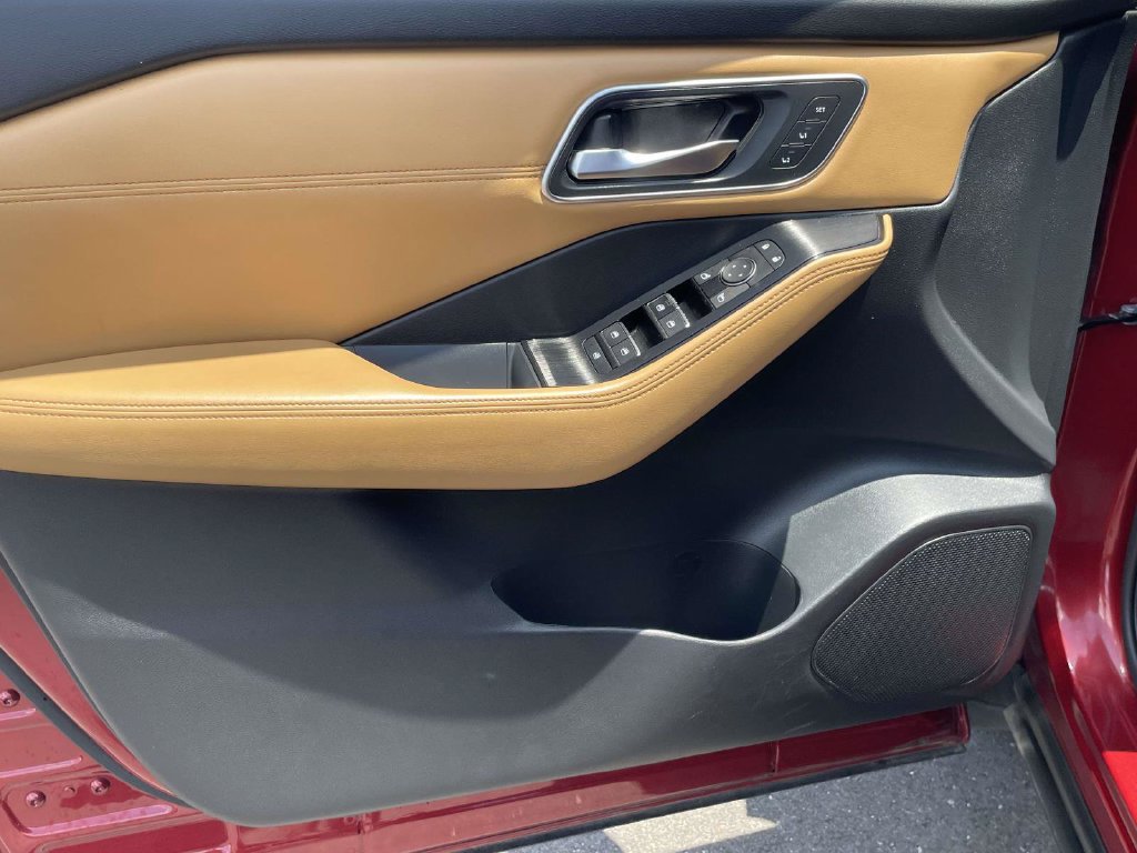 Used 2023 Nissan Rogue Platinum FWD image 14