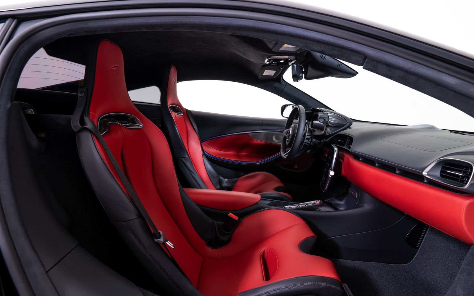 Used 2024 McLaren Artura RWD image 21