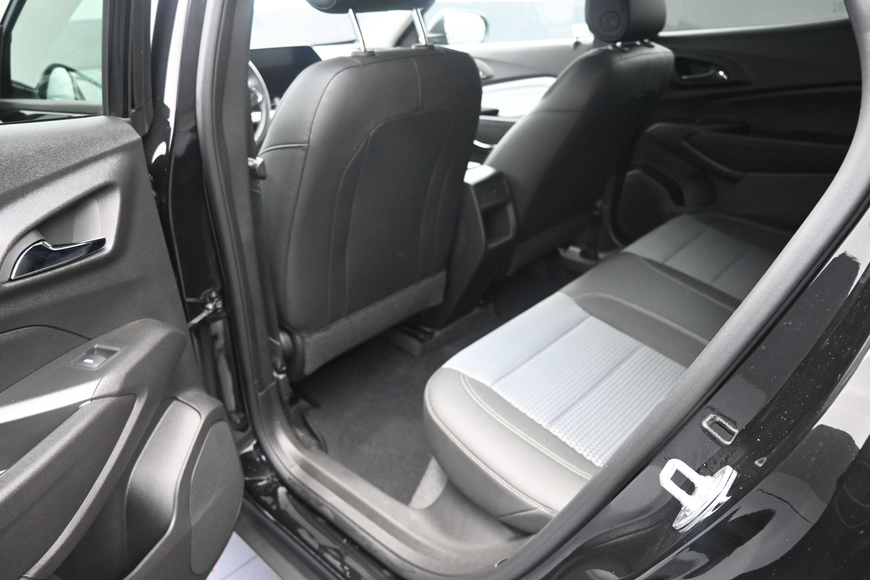 Used 2025 Chevrolet Trax LT w/ LT Convenience Package FWD image 24