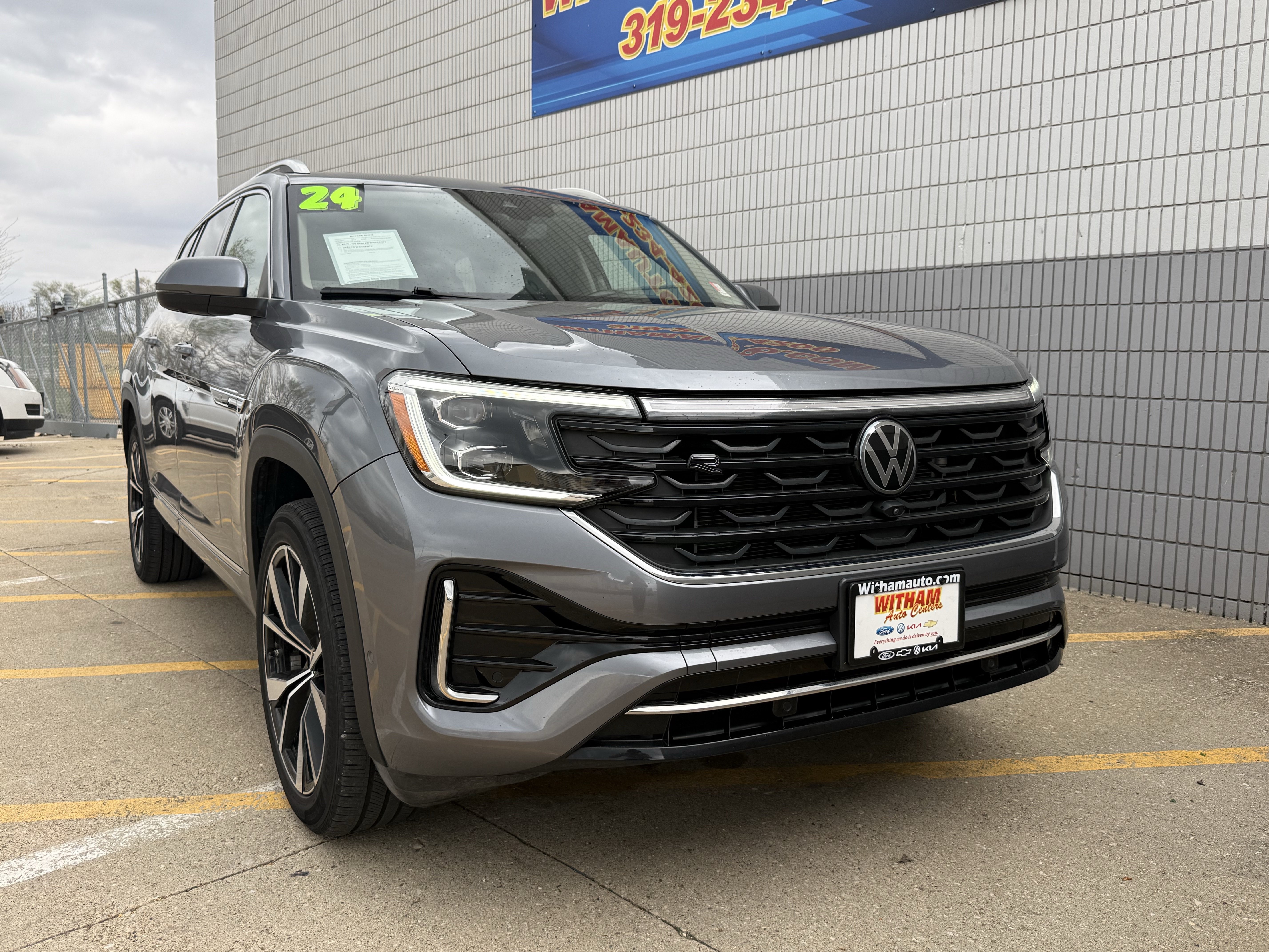 Used 2024 Volkswagen Atlas SEL Premium R-Line AWD/4WD image 2