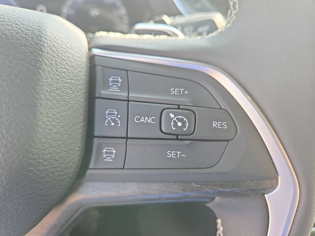 Used 2024 Jeep Grand Cherokee Limited w/ Luxury Tech Group II AWD/4WD image 16