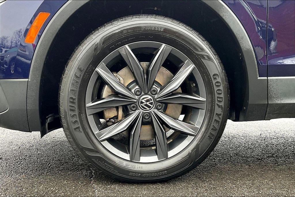 Used 2023 Volkswagen Tiguan SE w/ Panoramic Sunroof Package image 9