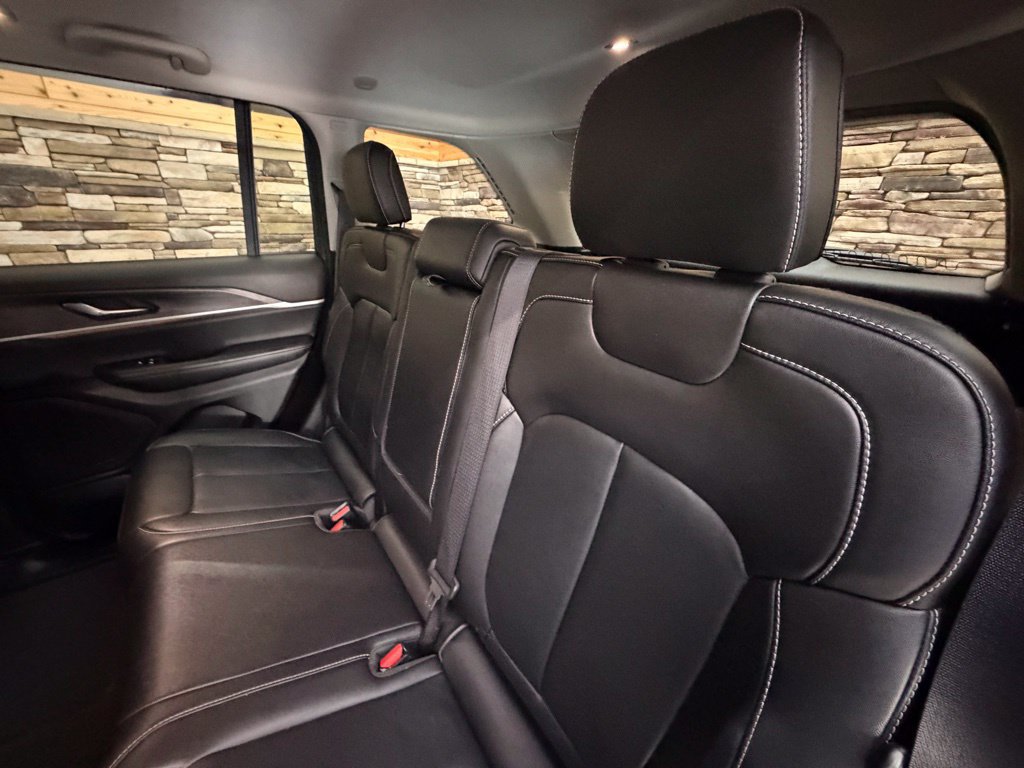 Used 2023 Jeep Grand Cherokee Limited AWD/4WD image 29