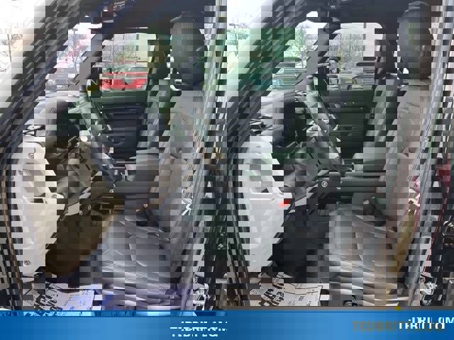 Used 2024 Land Rover Defender 110 SE image 24