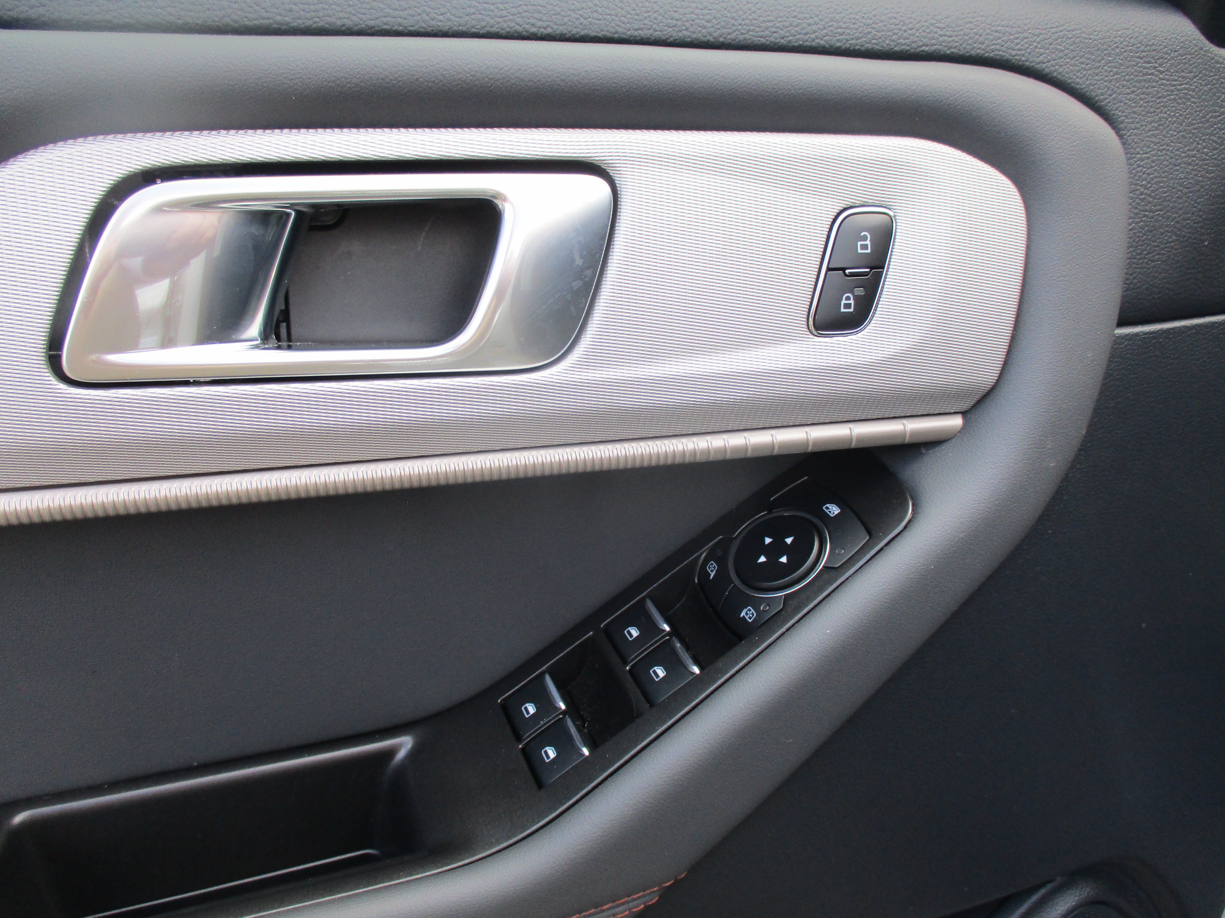 Used 2025 Ford Explorer Active AWD/4WD image 14