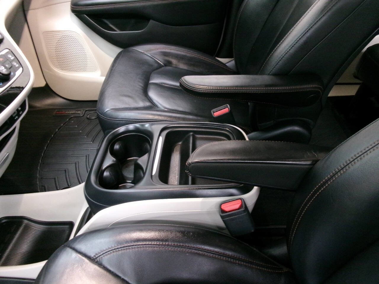 Used 2017 Chrysler Pacifica Touring-L image 17