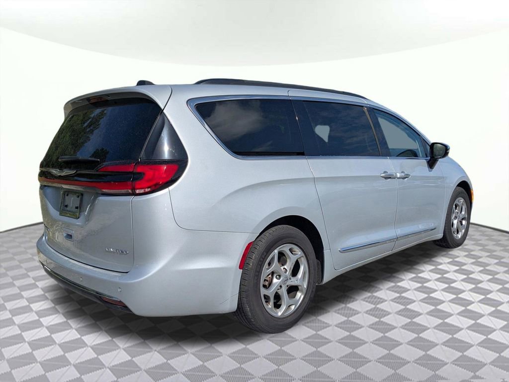 Used 2023 Chrysler Pacifica Limited image 3