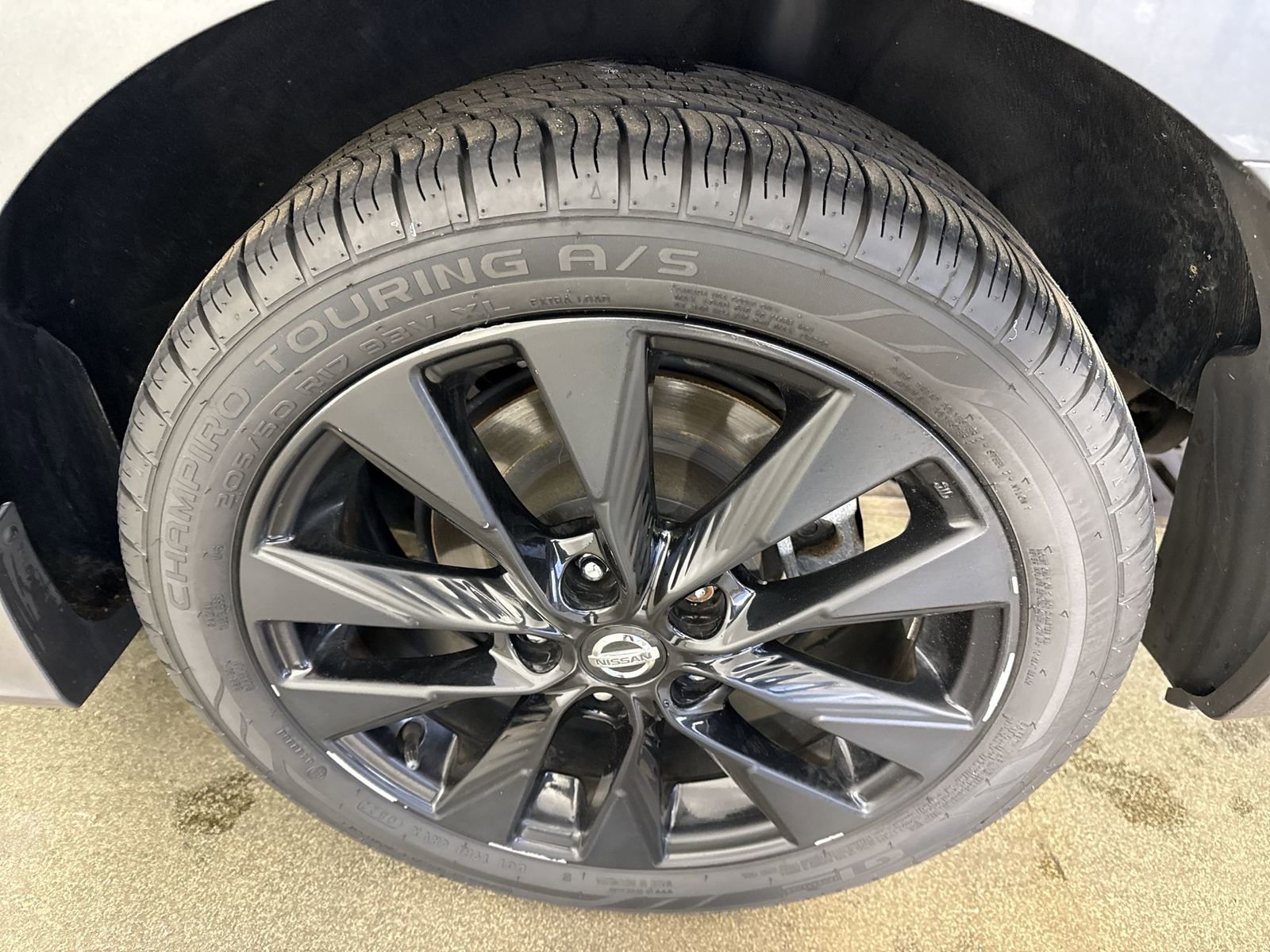 Used 2017 Nissan Sentra SR w/ SR Midnight Edition image 5