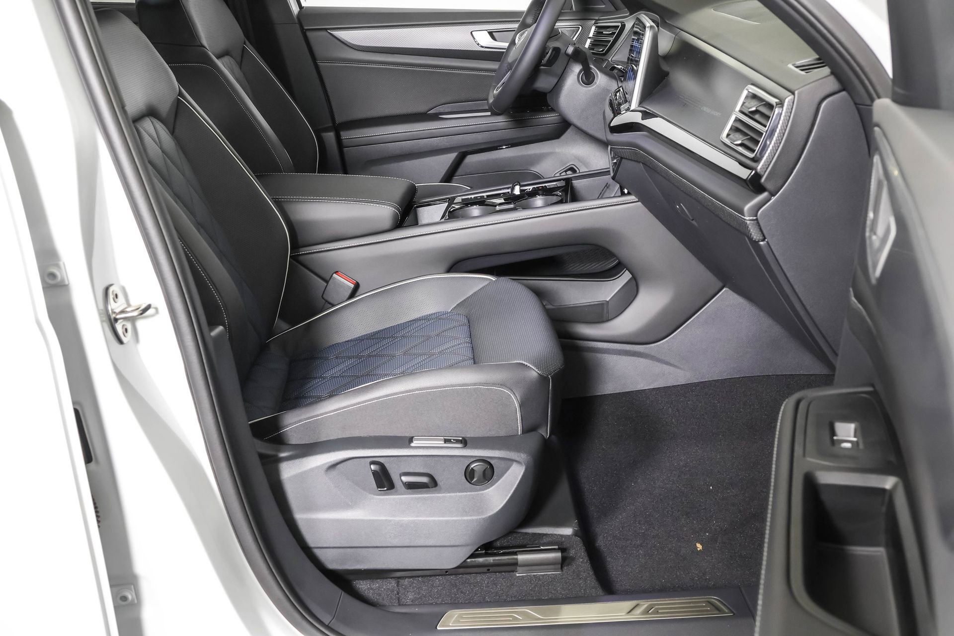 New 2026 Volkswagen Atlas Cross Sport SEL Premium R-Line image 44