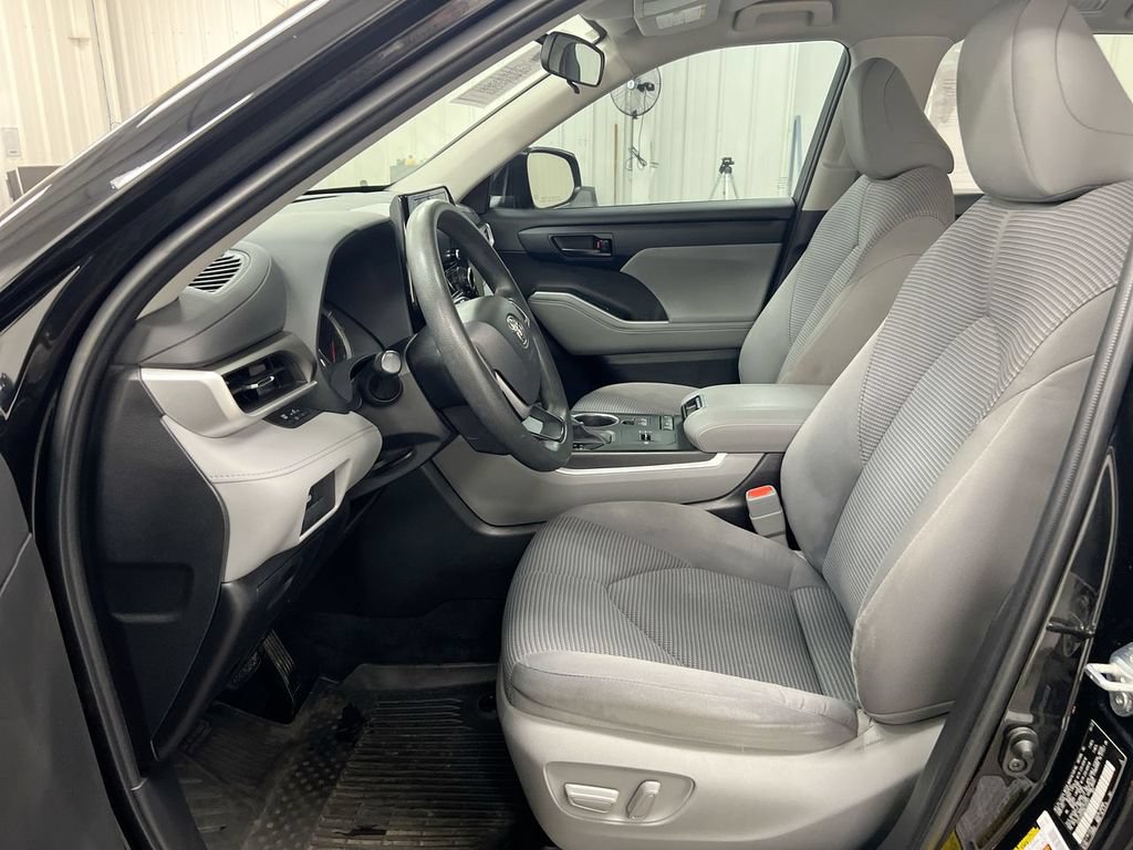 Used 2022 Toyota Highlander L FWD image 19