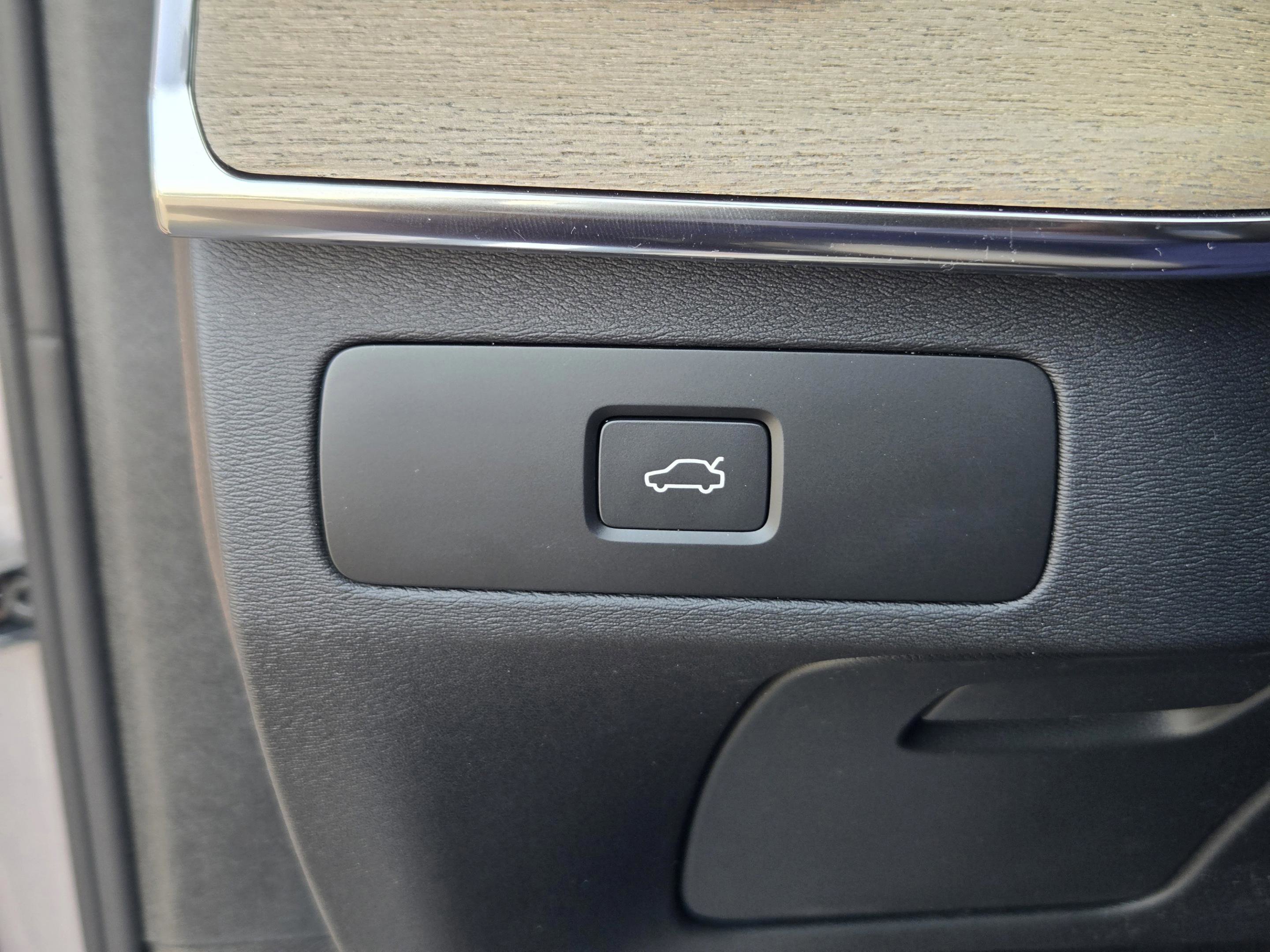 New 2026 Volvo XC90 B5 Core w/ Protection Package Premier image 19