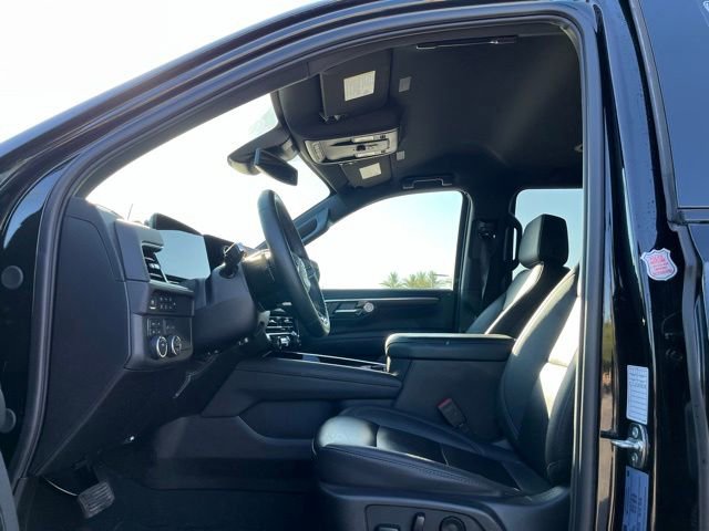 Used 2025 Chevrolet Suburban Z71 AWD/4WD image 13