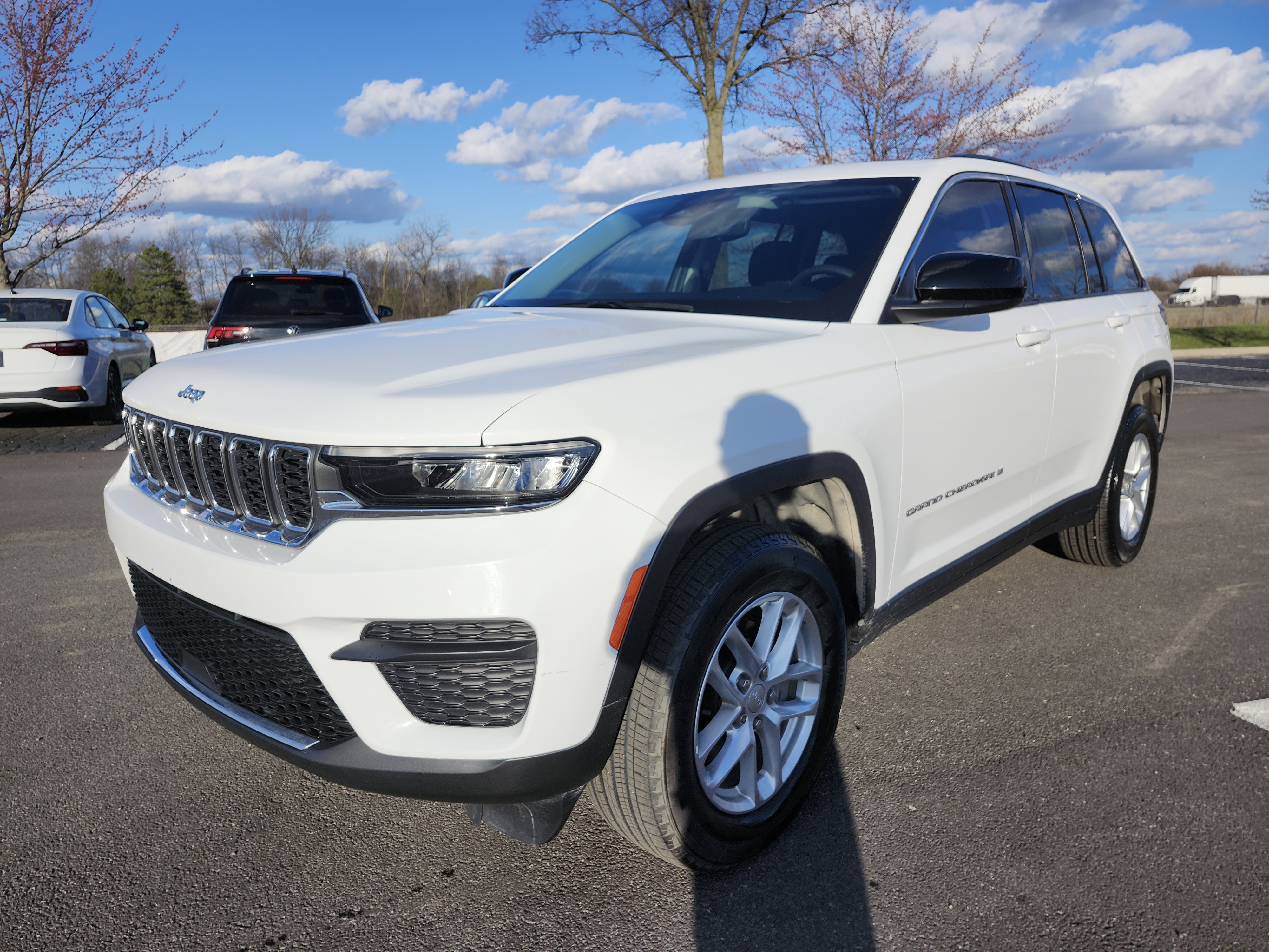 Used 2023 Jeep Grand Cherokee Laredo image 13