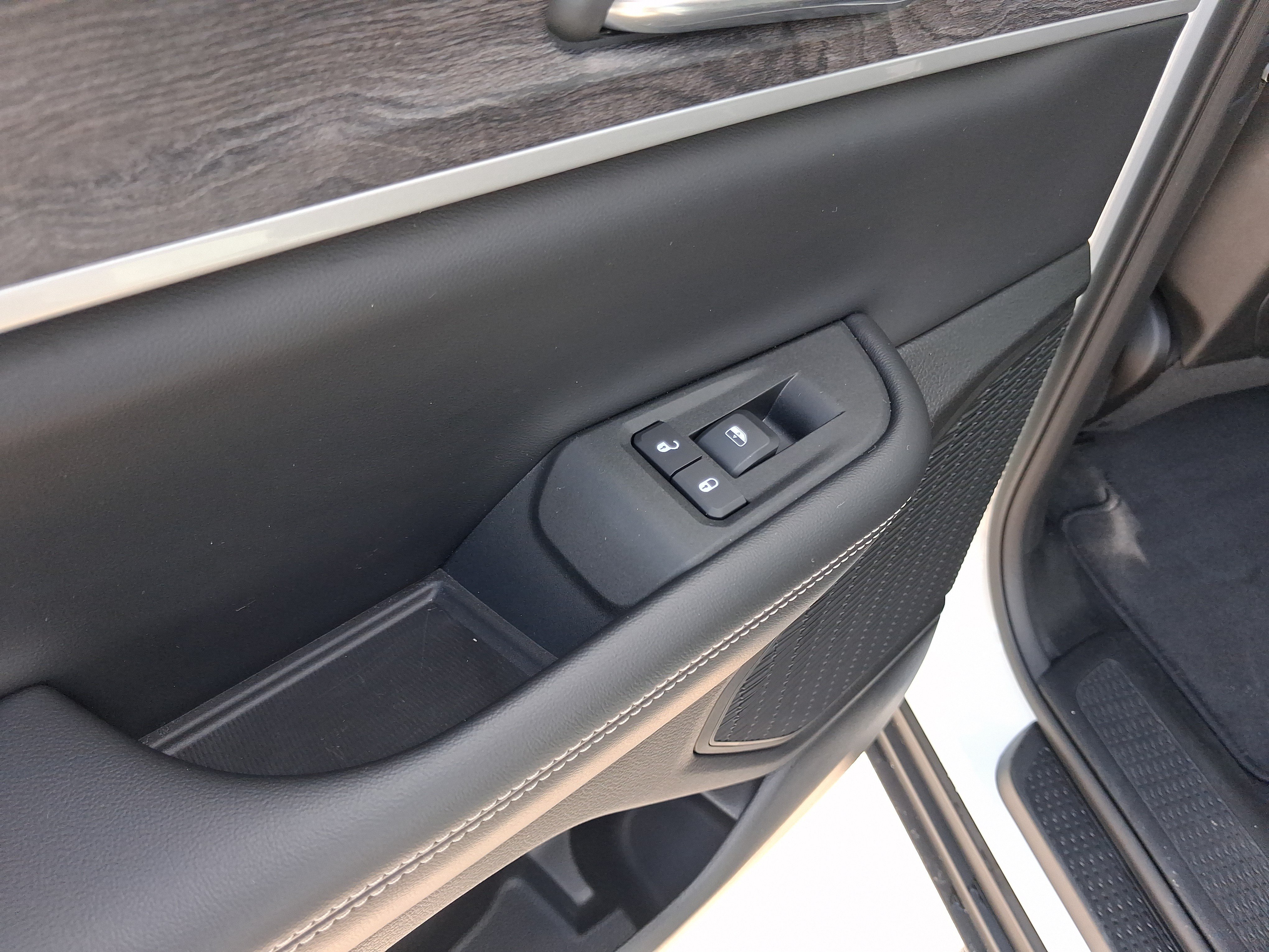 Used 2024 Jeep Grand Cherokee L Limited w/ Black Appearance Package AWD/4WD image 10
