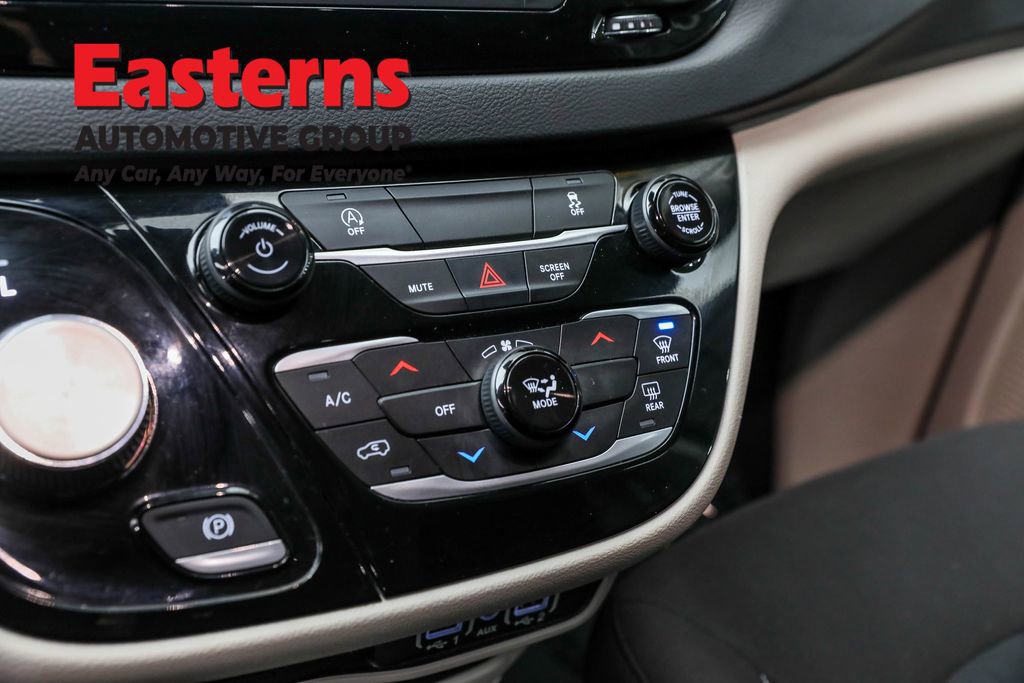 Used 2023 Chrysler Voyager LX image 20