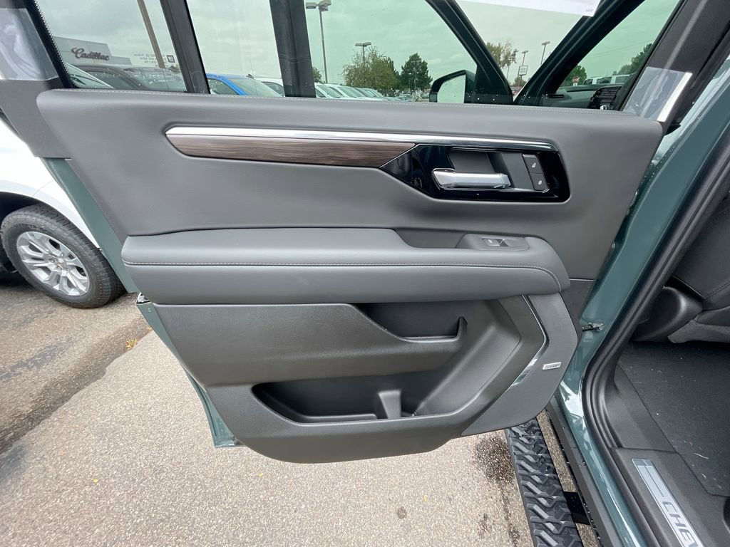 New 2026 Chevrolet Suburban Z71 w/ Comfort Package image 4