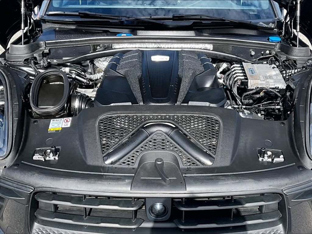 Certified 2023 Porsche Macan S AWD/4WD image 23