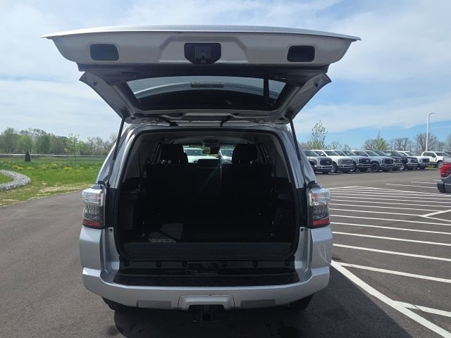Used 2021 Toyota 4Runner SR5 AWD/4WD image 11