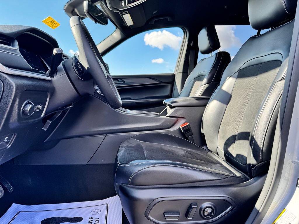 Used 2024 Jeep Grand Cherokee Altitude image 19