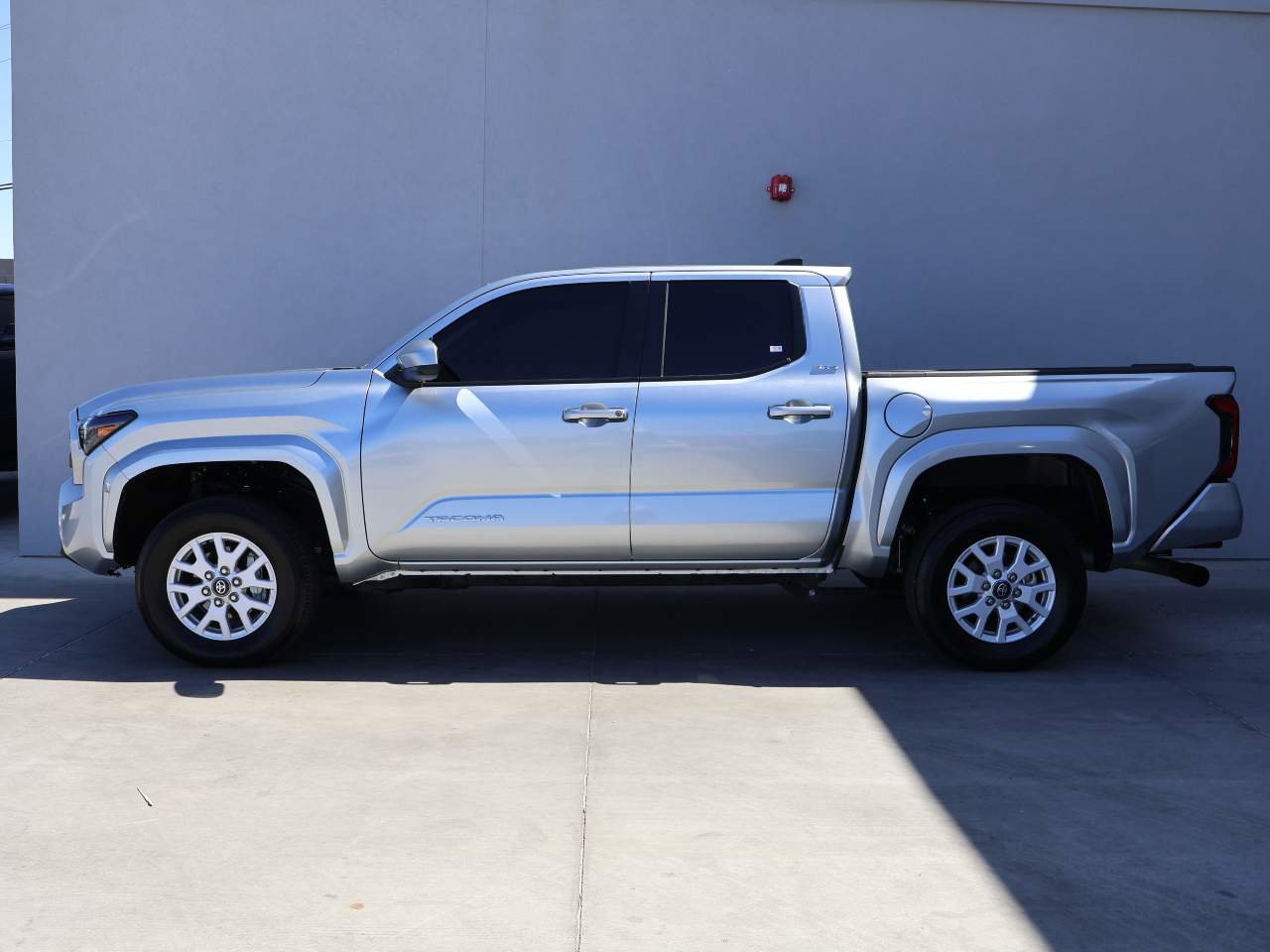 Used 2024 Toyota Tacoma SR5 AWD/4WD image 2