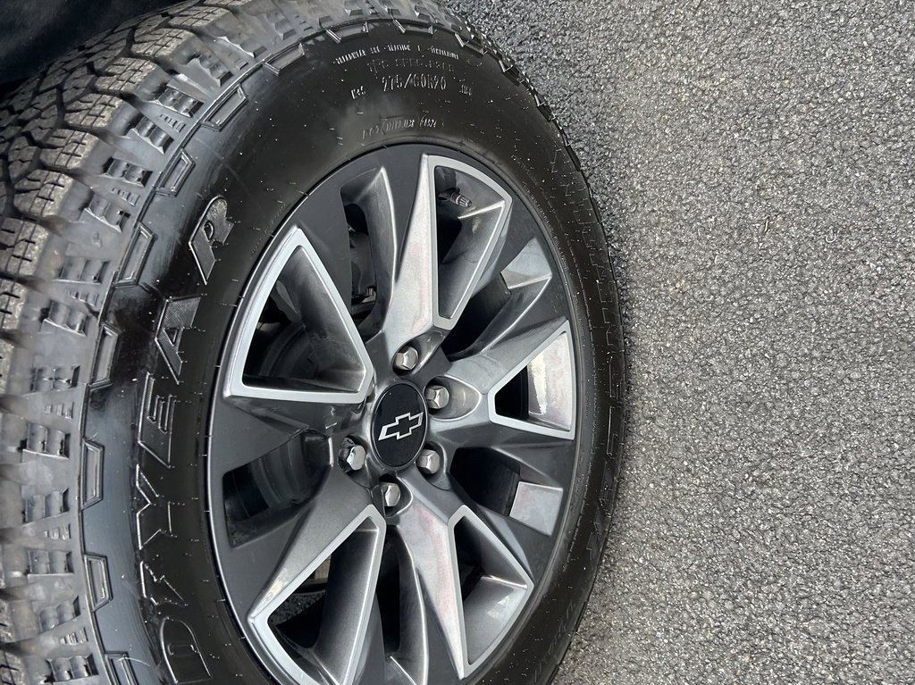 Used 2023 Chevrolet Suburban Z71 w/ Luxury Package image 24