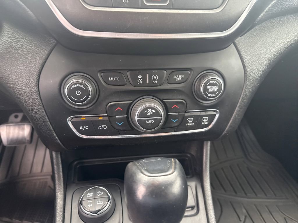 Used 2019 Jeep Cherokee Trailhawk w/ Cold Weather Group AWD/4WD image 26
