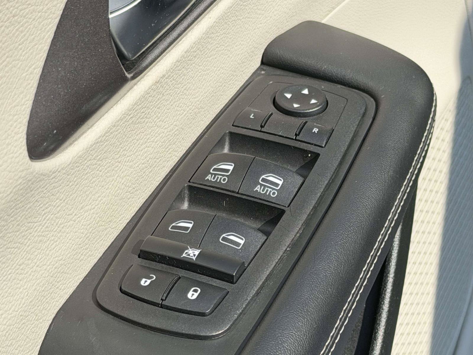 Used 2023 Chrysler Pacifica Touring-L FWD image 23