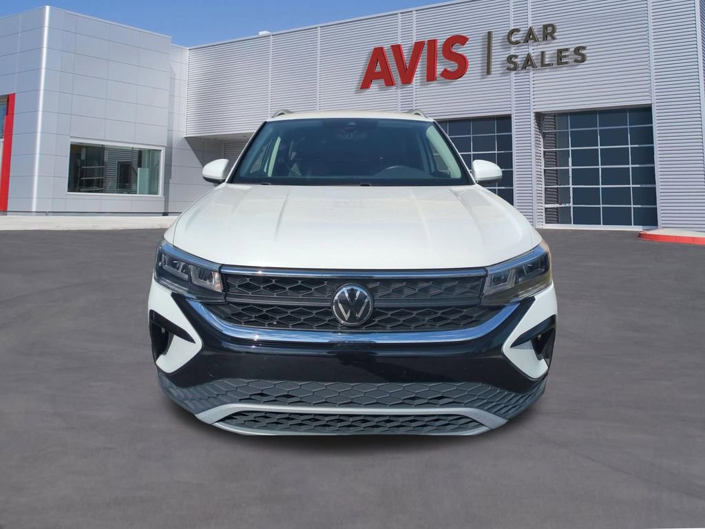 Used 2024 Volkswagen Taos SE image 2