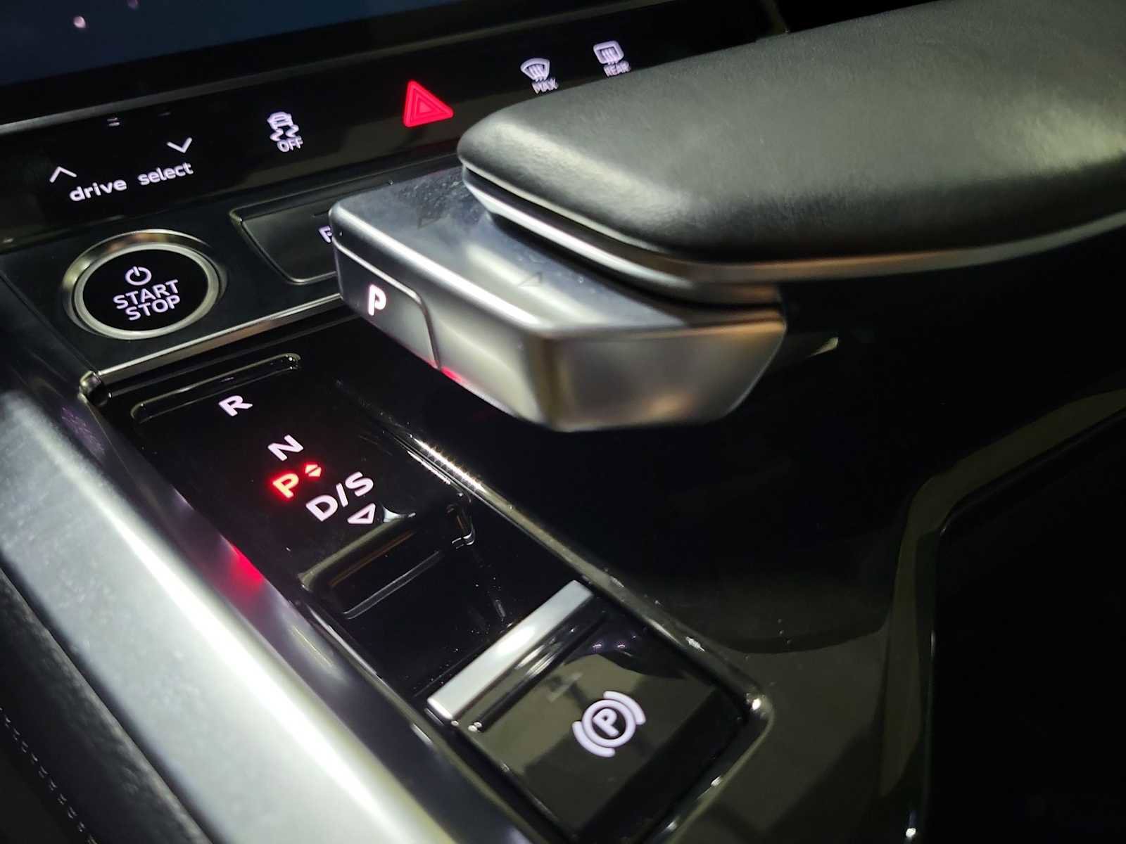 Certified 2024 Audi Q8 e-tron Premium Plus w/ Premium Plus Package AWD/4WD image 27