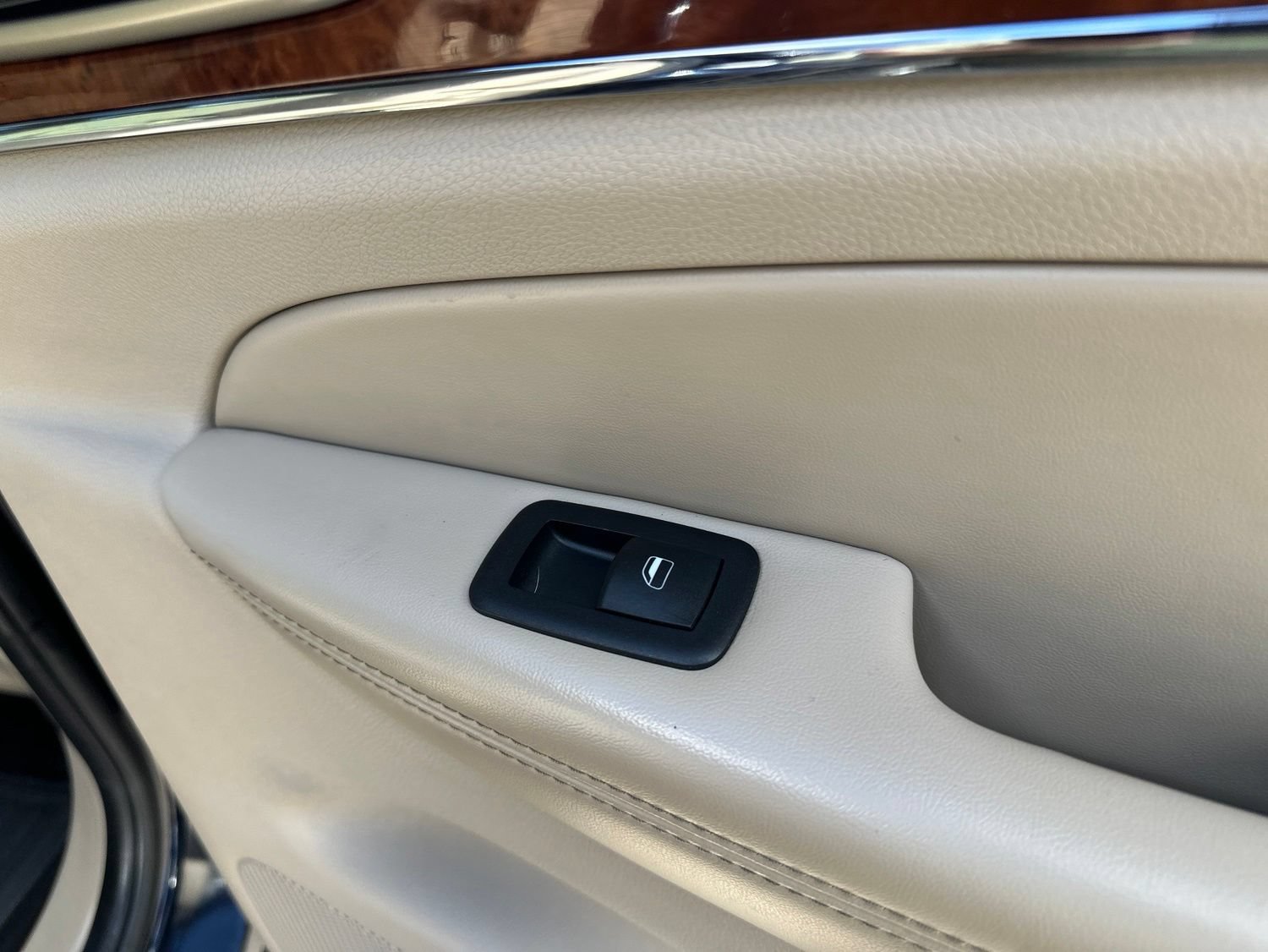 Used 2011 Jeep Grand Cherokee Limited AWD/4WD image 32