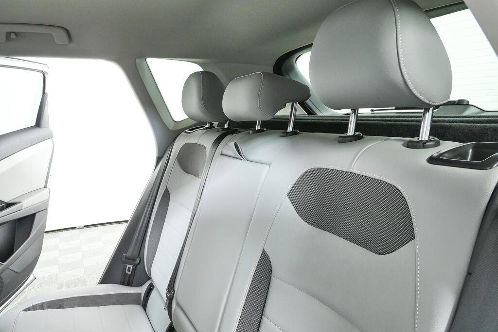 Certified 2022 Volkswagen Taos SE FWD image 19