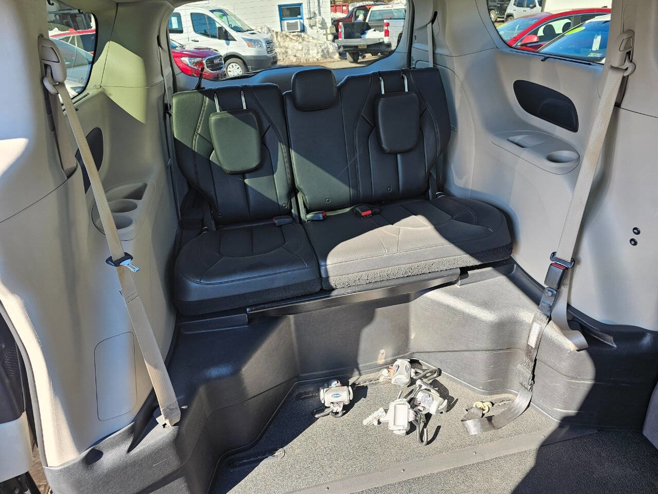 Used 2017 Chrysler Pacifica Touring-L image 7